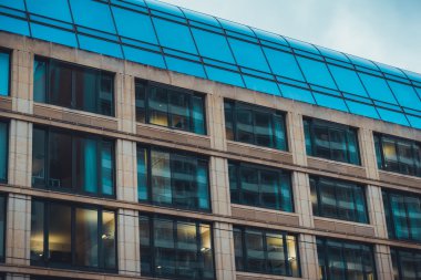 Dam penceresi windows loş ışıklar ile binasında