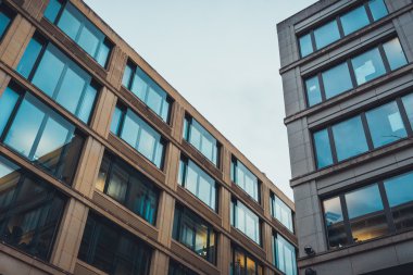 Şehir merkezinde yüksek binaların görünümünü düşük açılı