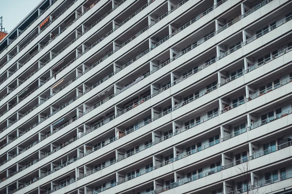 Vista de ângulo baixo de apartamentos multi nivelados — Fotografia de Stock