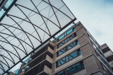 Gölgelik apartman yakınındaki şekilli diamond