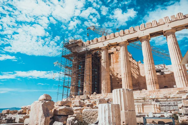 Antiguo templo griego siendo restaurado con grúa — Foto de Stock