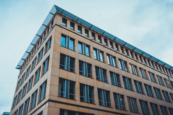 Süssüz çok öykülü Avrupa Bina