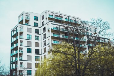 Uzun boylu lüks condominium kare windows ile