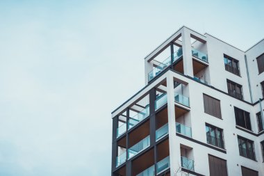 Beyaz ve kahverengi ile bina çatı balkon açık