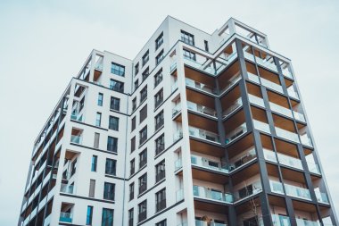 Yüksek doğmak düzlükler üzerinde düşük açılı görünüş