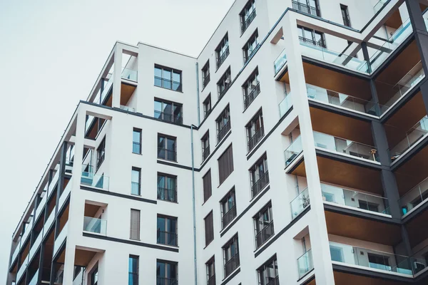 Vita fasaden på stora bostadsrätter — Stockfoto