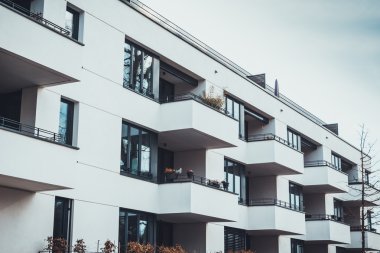 Condominiums beyaz dış ve balkon