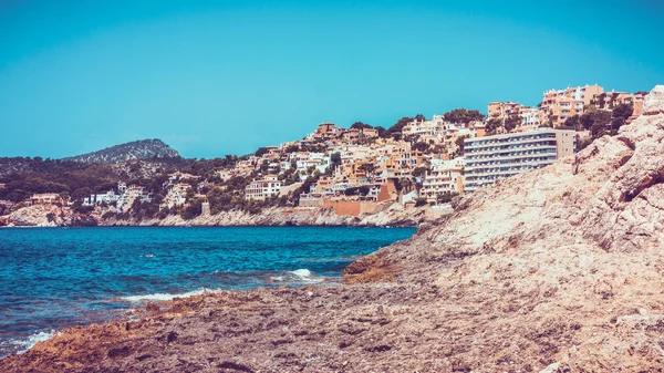 Orilla del mar rocosa con resorts en la colina —  Fotos de Stock