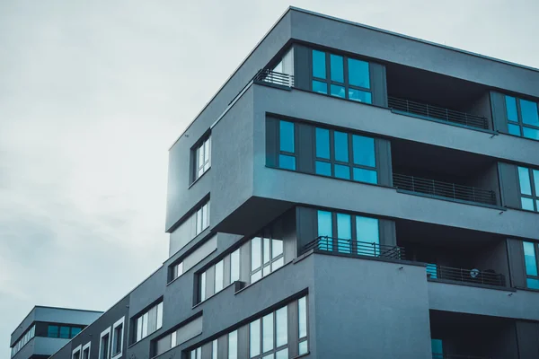 Çağdaş apartman düşük açılı görünüş