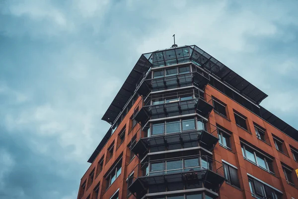 Кутова секція високої будівлі з балконами — стокове фото