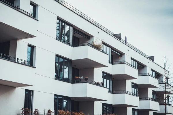 Condominiums beyaz dış ve balkon