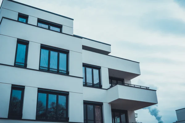 Современный многоэтажный дом с высокими окнами — стоковое фото