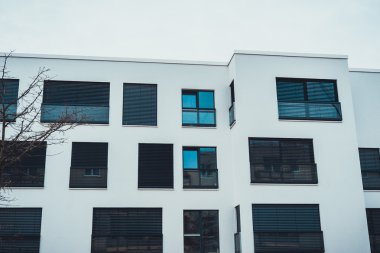 Beyaz karanlık windows ile bina