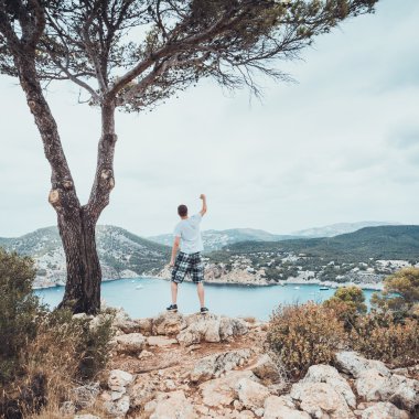 Karanlık gölgeli ormanda bir patika