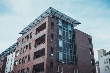 Üst kısmında geniş taç kalıplama ile modern daireler