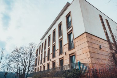 Ahşap ve beton dış ile bina