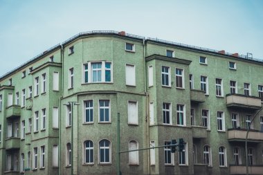 Dairelerde kıvrımlı köşe ve yeşil dış