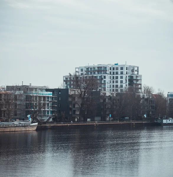 Moderne gebouwen aan de rivier de spree — Stockfoto