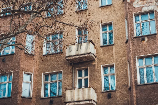 Балкони посеред багатоквартирного будинку — стокове фото