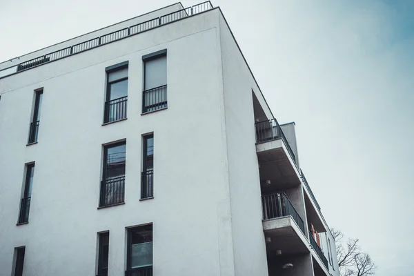 Niedriger Blickwinkel auf Fenster in der Wohnung außen — Stockfoto