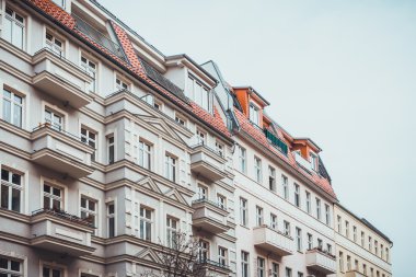 Eski sağlam daireler eğimli çatı ile inşa