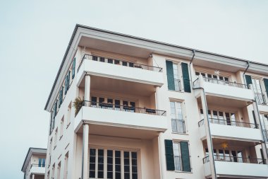 Çağdaş çoklu seviye pansiyon