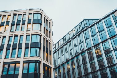 Gün boyunca ışıkları ile modern ofis binaları