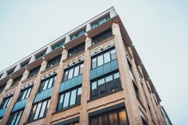 Uzun boylu kumtaşı yansıtıcı windows ile bina