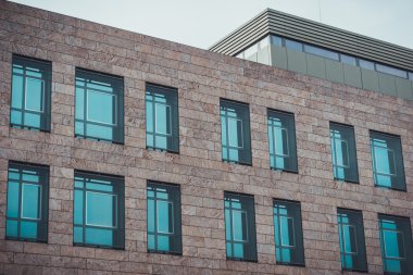 Mavi pencere tuğla ofis binası üzerinde detay