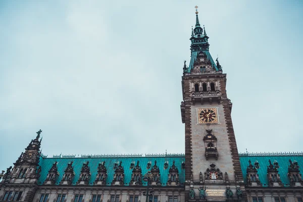 Alta torre dell'orologio storico con tetto verde — Foto Stock