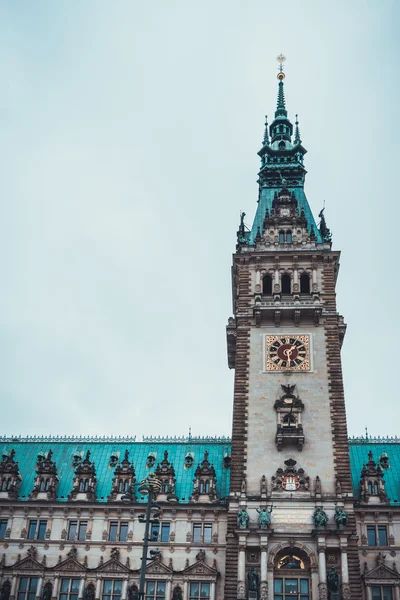 高高的欧洲钟楼与铜屋顶 — 图库照片