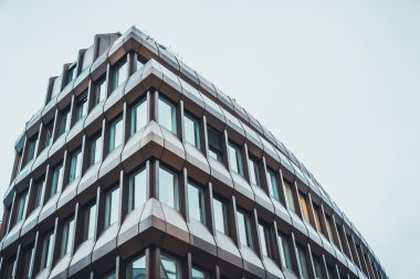 Nervürlü kenarları modern ofis binası