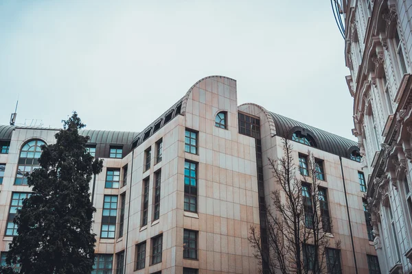 Design del tetto a mezza canna su un edificio di lusso — Foto Stock