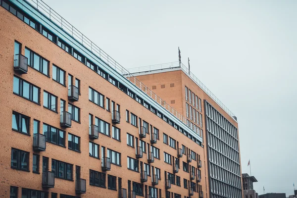 Grande escola ou prédio de apartamentos sob céu cinza — Fotografia de Stock