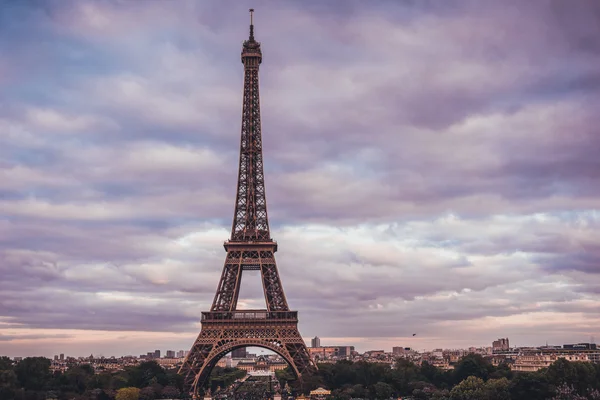 Эйфелева башня, Париж, Франция на закате — стоковое фото