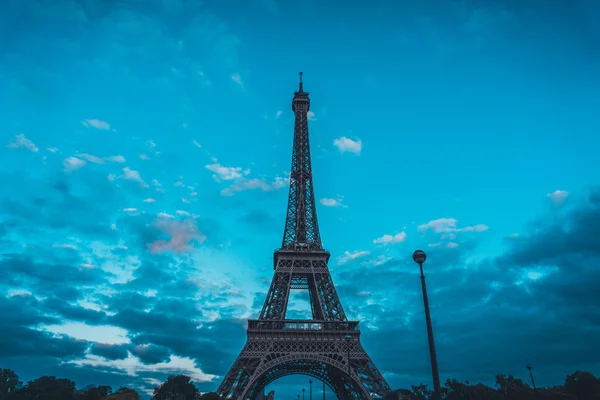 Vue en angle bas de l'emblématique Tour Eiffel, Paris — Photo