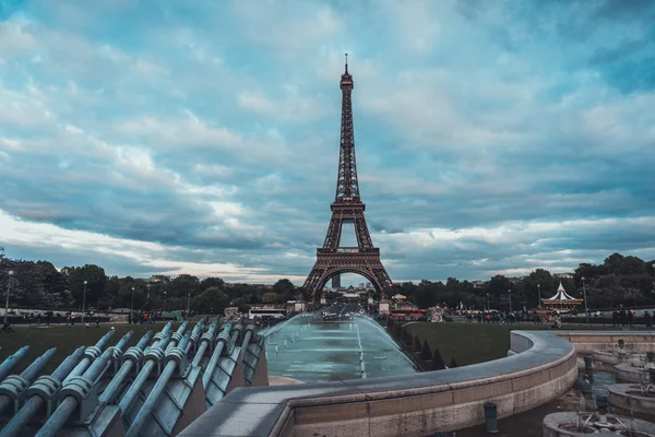 Torre Eiffel, París desde Champ de Mars — Foto de Stock