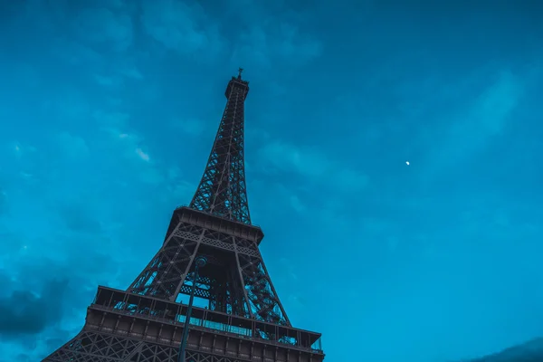 Vue rapprochée du sommet de la Tour Eiffel, Paris — Photo