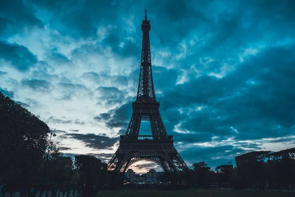 Silueta de la Torre Eiffel, París al atardecer — Foto de Stock