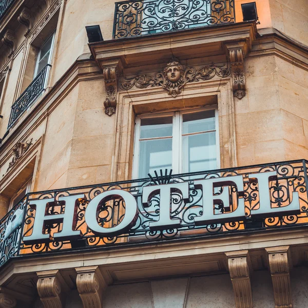 Panneau d'hôtel sur une balustrade en fer forgé ornée — Photo