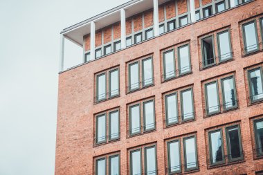Tuğla konut düşük açılı görünümü kapatın