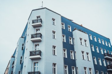 Büyük mavi apartman dış