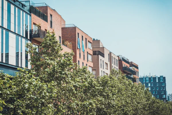 Ağaçlar uzun boylu condominiums ve ön planda