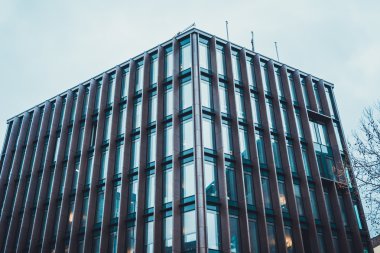 Çelik ve cam ofis düşük açılı görünüş