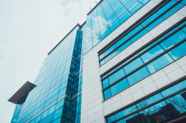 Pürüzsüz yansıtıcı cam ofis binası