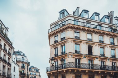 Balkon ve çatılı windows üzerinde konut daire