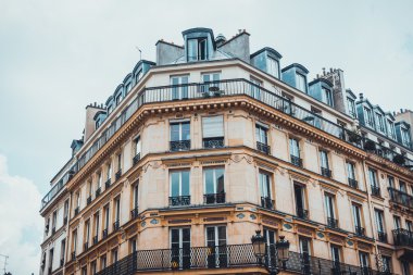 Gezeceğiniz pencere ve balkon binanın üstüne