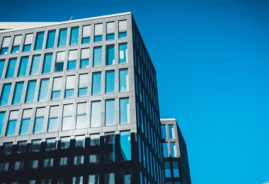 Masmavi gökyüzünde uzun boylu ofis binaları