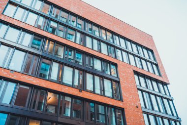 Kınamak karanlık pencere ile turuncu tuğla cephe