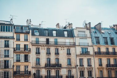 Düz daireler satırlarının ve varil çatı yazın